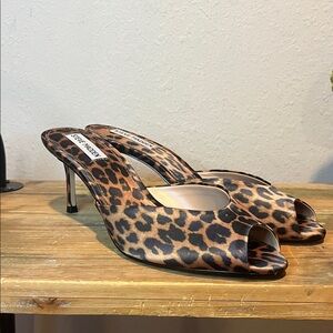 Steve Madden Rowe Leopard Peep Toe Heels size 9.5